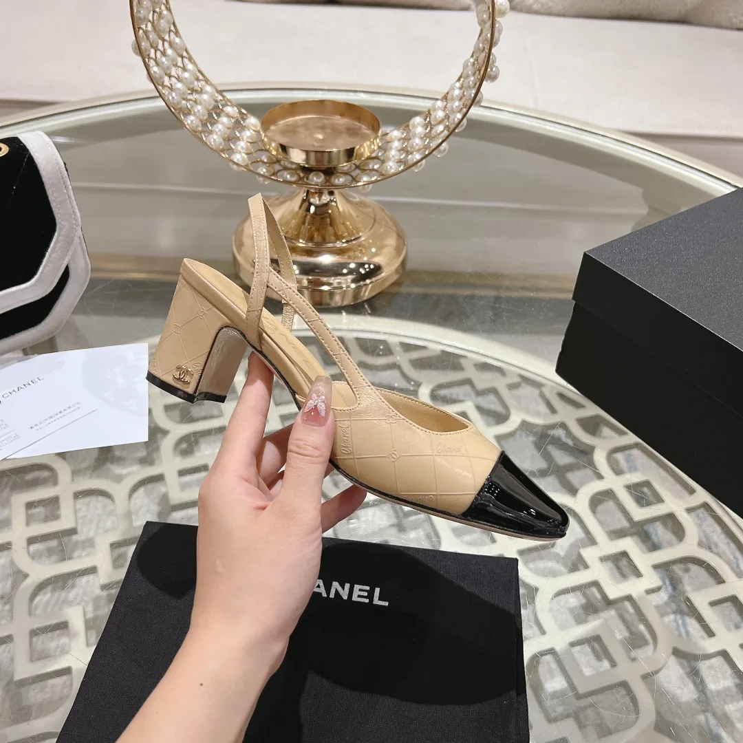 👟👟Ex-factory price 540👟👟 CHANEL Xiangjia 24vs spring and summer new fashion sandals series... Chanel is a very comprehensive noble fashion lifestyle brand. The same models are sold by major fashion bloggers and celebrities in Hong Kong, the United States, and other countries. They are simply beautiful. I fall in love with elegance and the playful sense of the future. I want to own them right away just by looking at them. But you can really think about a pair of exquisite high heels. This series is specially designed for extraordinary and indifferent ladies to create a unique overall effect. CHANEL designs products that inspire women to move forward and highlight their charm... 1️⃣Material: Original customized patent leather + imported sheepskin 2️⃣Inner lining: Original customized imported sheepskin 3️⃣Feet: Original customized imported sheepskin 4️⃣Outsole: Genuine leather sole imported from Italy 5️⃣Heel height: 2.5cm/6.5cm/9cm 6️⃣Number: 34-43 (34.40.41.42.43 customization is not returnable) 7️⃣Packaging: The latest and exquisite full set of packaging at the counter